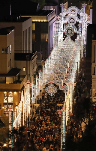 新型コロナウイルス禍前の２０１９年１２月に開かれた神戸ルミナリエ＝神戸市中央区