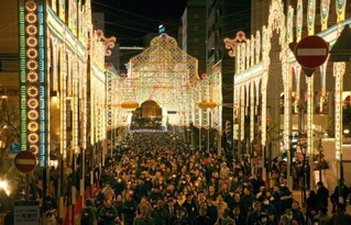 新型コロナウイルス禍前の２０１９年１２月に開かれた神戸ルミナリエ＝神戸市中央区