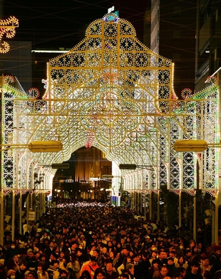 新型コロナウイルス禍前に開かれた神戸ルミナリエ＝２０１９年１２月、神戸市中央区