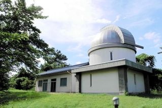 テレビアニメ「ＡＩＲ」のオープニングに登場した天文台のモデルとされる香美町立香住天文館＝同町香住区一日市