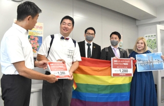 署名を提出する松浦慶太さん（左から２人目）ら＝兵庫県庁