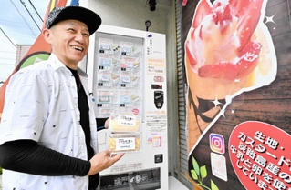 クレープの自動販売機を設置した「ｖｉｖｉ－Ｄ」の村上大輔さん＝南あわじ市市福永