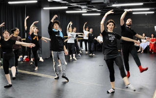 バレエの基礎を学生に教える（右奥から）チャバニュク・ボグダンさんとヴィクトリア・コスチュチェンコさん＝豊岡市山王町