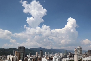 青空に白い雲がわく神戸市街地＝２７日午後、神戸ハーバーランドから（撮影・三浦拓也）