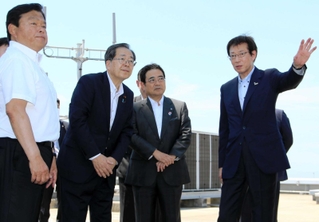 神戸空港に整備する新ターミナルについて久元喜造神戸市長（右端）から説明を受ける斉藤鉄夫国土交通相（左から２人目）＝同市中央区神戸空港