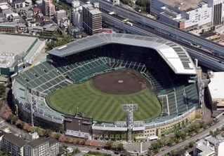 銀傘の拡張が発表された阪神甲子園球場。内野席を覆う屋根をアルプススタンドにも新設する＝２０２０年８月、西宮市甲子園町