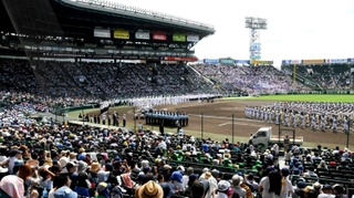 夏の全国高校野球選手権大会で大勢が詰めかけた甲子園球場のスタンド。銀傘（左奥）はアルプススタンド（右奥）まで拡張される＝２０１９年８月、西宮市甲子園町