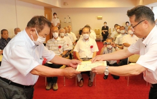 表彰状を受け取る出席者（左）ら＝神戸市中央区下山手通４