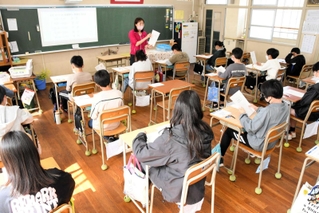 全国学力テストの開始を待つ児童＝４月１８日、神戸市須磨区若宮町２、市立若宮小学校