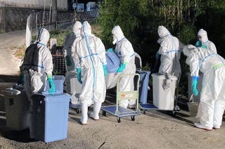 豚熱が確認され、養豚場で始まった殺処分の様子＝２２日、南あわじ市内（兵庫県提供）
