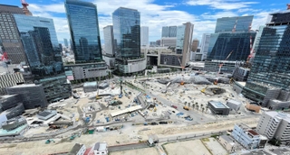 ２０２４年夏の先行街開きに向けて工事が進む「うめきた２期」。奥にはＪＲ大阪駅やグランフロント大阪などのビル群がそびえる＝大阪市北区