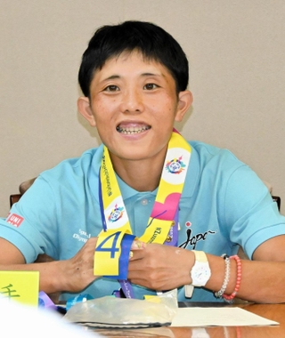 大会で二つのメダルに輝いたことを報告する木村真耶加さん＝兵庫県庁