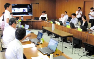 企業の人手不足に関する課題や対処法などを議論した対策会議＝兵庫県庁