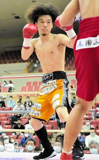 昨年５月、試合に臨むプロボクサーの徳山洋輝さん（提供）