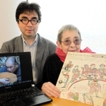 故岡本一郎さん（パソコン画面）が率いたダンスリー・ルネサンス合奏団と坂本龍一さんのアルバムを手にする岡本マリヴォンヌさん（右）、直茂さん＝宝塚市内