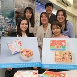 兵庫県内の学生たちがアイデアを寄せ合い、ご当地食材を詰め込んで開発した２種類の弁当＝１日午後、神戸市中央区相生町１、ＪＲ神戸駅（撮影・小林良多）