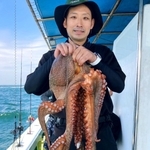 明石市沖で５・８キロもの巨大タコを釣り上げた井上翔さん（沼端雅敏さん提供）