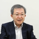「あのとき人工肛門を選んでよかったと今では思います」。装具を手に、手術時の心境を振り返る古川秀範さん＝神戸市中央区楠町５、日本オストミー協会兵庫県支部