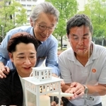 豪雨で被災した広島県坂町に届けようと、「１・１７希望の灯り」から分灯するＨＡＮＤＳ代表理事の藤本真一さん（左手前）らメンバー＝神戸市中央区加納町６