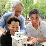 豪雨で被災した広島県坂町に届けようと、「１・１７希望の灯り」から分灯するＨＡＮＤＳ代表理事の藤本真一さん（左手前）らメンバー＝神戸市中央区加納町６