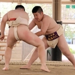 南あわじ相撲道場に所属して県中学総体に出場予定の苔口遥真（右）＝姫路市の網干南公園相撲場