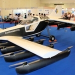 ２０２２年９月のドローンサミットで展示されたテトラ・アビエーション開発の「空飛ぶクルマ」実験機＝神戸市中央区港島中町６、神戸国際展示場
