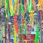 風に舞う七夕飾りの下で、「逃げ水」現象で足元の景色もゆらゆらと揺らいだ＝４日午後、神戸市須磨区の須磨寺前商店街