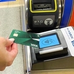 クレジットカードのタッチ決済に対応した自動改札機＝２０２２年５月、福岡市の中洲川端駅（三井住友カード提供）