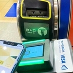 クレジットカードのタッチ決済に対応した自動改札機＝２０２２年５月、福岡市の中洲川端駅（三井住友カード提供）