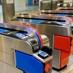 クレジットカードのタッチ決済に対応した自動改札機＝２０２２年５月、福岡市の中洲川端駅（三井住友カード提供）