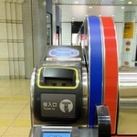 クレジットカードのタッチ決済に対応した自動改札機＝２０２２年５月、福岡市の中洲川端駅（三井住友カード提供）