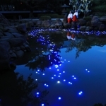 水面に浮かび上がったＬＥＤの「天の川」＝６日夜、西宮市社家町、西宮神社（撮影・吉田敦史）