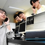 開発中のシステムの利用方法を実演する明石工業高等専門学校の学生＝明石市魚住町西岡の同校