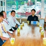 ワーケーション知事室で住民らと意見を交わす斎藤元彦知事（奥）＝姫路市家島町真浦（県提供）