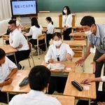 生徒に教員の仕事のやりがいなどを伝える県教委職員＝三木市志染町青山６