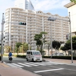 神戸市立盲学校（右手前）の前に新設された音響装置のない信号機と横断歩道＝神戸市中央区東川崎町１