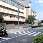 神戸市立盲学校（左奧）の前に新設された音響装置のない信号機と横断歩道＝神戸市中央区東川崎町１