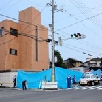 現場の組事務所を調べる捜査員ら＝９日午後７時７分、神戸市西区玉津町上池