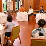 「躍動カフェ」で兵庫県の斎藤元彦知事（左奥）と意見を交わす参加者＝西宮市上ケ原一番町