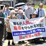 国に謝罪と補償を求め、神戸地裁に入庁する原告や支援者ら＝神戸地裁、神戸市中央区橘通１