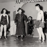 兄たちとプロレスショーをしていた頃の猪狩定子さん（左）＝１９５１年、東京・横田基地（提供）