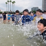 元気よく海に入る幼稚園児ら＝１３日午前、神戸市須磨区、須磨海水浴場（撮影・斎藤雅志）