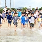 元気よく海に入る幼稚園児ら＝１３日午前、神戸市須磨区、須磨海水浴場（撮影・斎藤雅志）