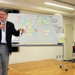 参加者の質問に答える度山徹氏（左）＝神戸市中央区橘通３