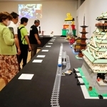 レゴブロックの大作が並ぶ展示会場＝神戸市兵庫区中之島２