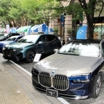 旧居留地で始まった海外メーカー製電動車の展示イベント＝１４日午前、神戸市中央区明石町