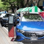 旧居留地で始まった海外メーカー製電動車の展示イベント＝１４日午前、神戸市中央区明石町