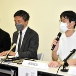 記者会見で調査方針について説明する新保雅也院長（右端）や「徳洲会」の幹部ら＝14日夜、神戸市垂水区上高丸１、神戸徳洲会病院