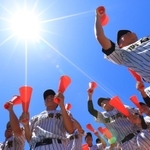梅雨明けのような厳しい日差しの中、高校野球の応援団も熱く声援を送る＝１６日午前、明石市、明石トーカロ球場（撮影・鈴木雅之）