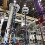上部に小さな円盤が連なる左側の太い柱がインパルス電圧発生装置本体。右隣の大きな二つの輪が重なる柱は専用測定器。変圧器（右下）に高圧の電流を流して試験を行う＝いずれも赤穂市鷆和（撮影・三浦拓也）